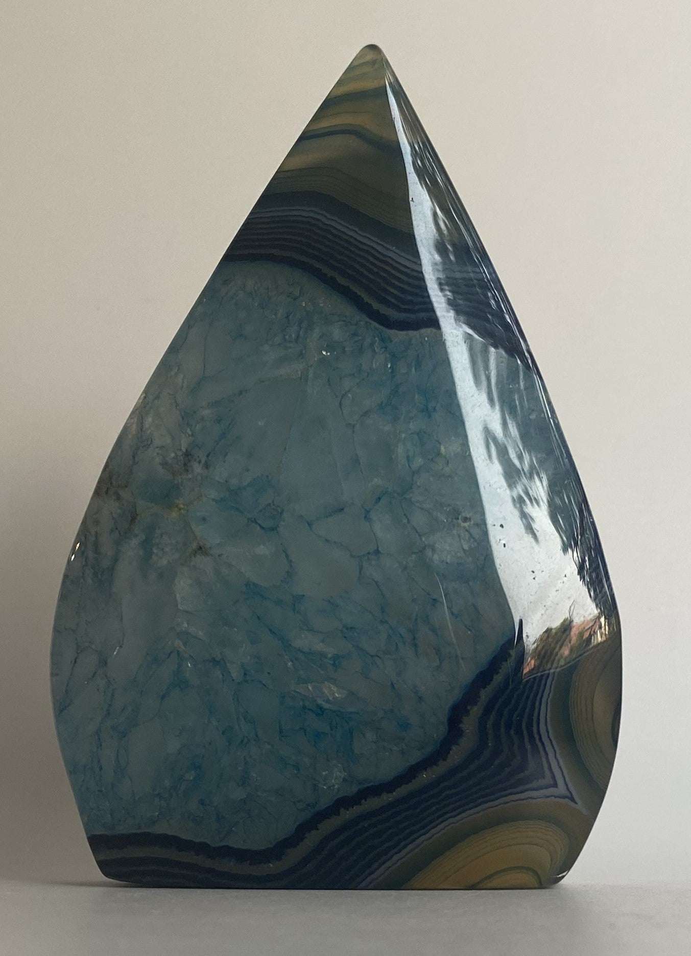 Sculptura din Agat Albastru polizat în formă de piramidă, piatră semiprețioasă decorativă