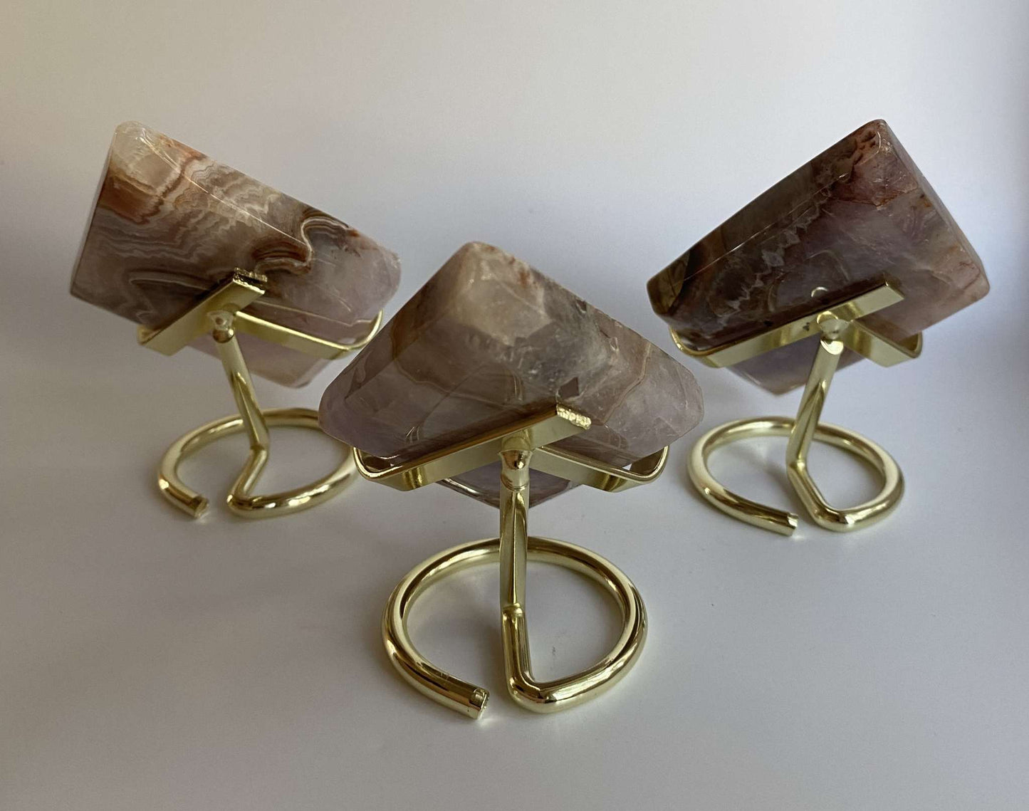 Set of three Simbiot Agat-Ametist rhombus stones on metal stands