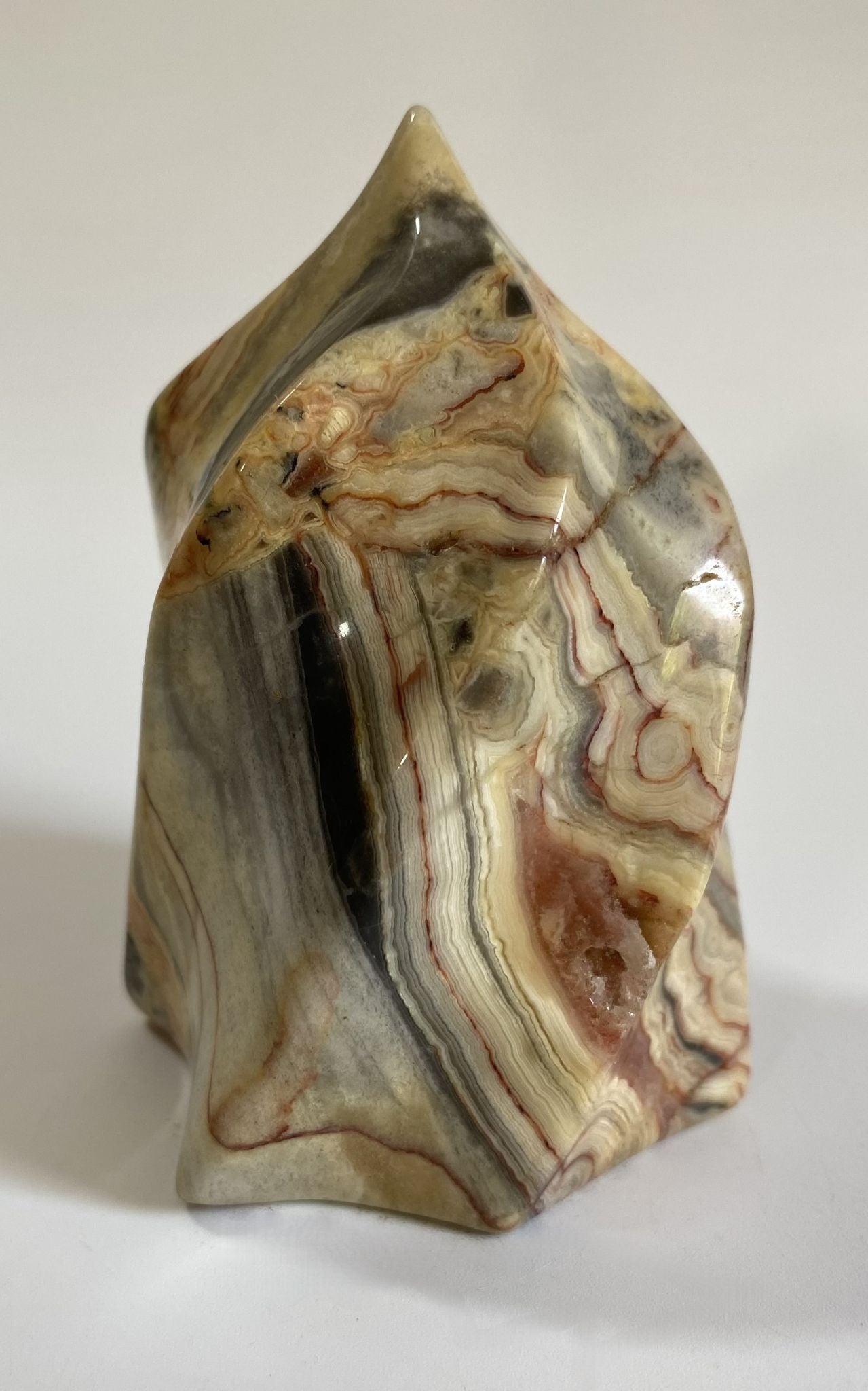 Sculptura de 8.8cm din cristal de agat crazy lace pe fundal alb