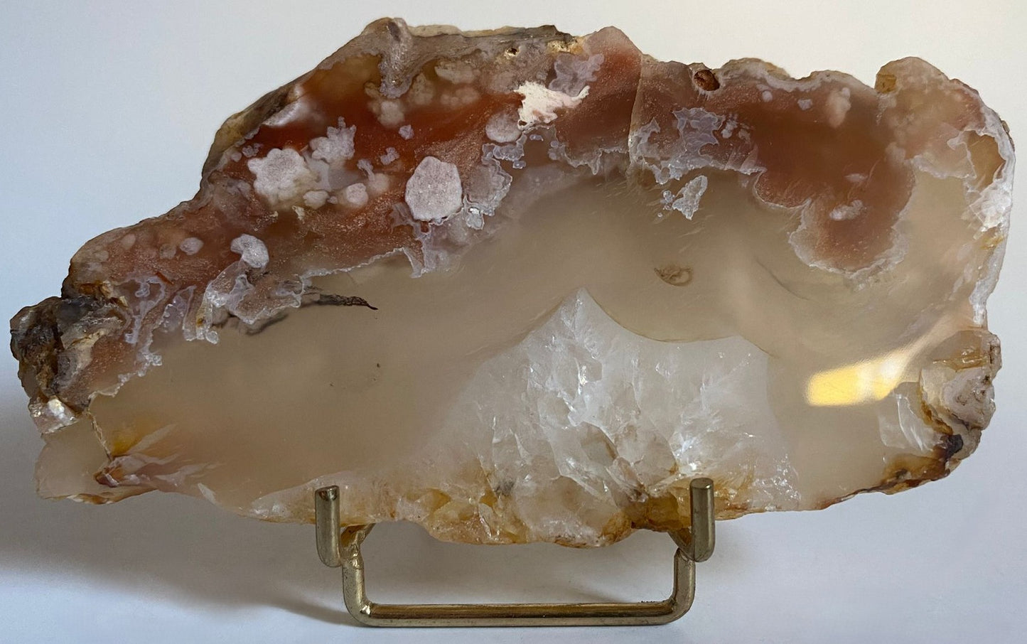 Felie din cristal de agat floare pe suport metalic cu fundal alb