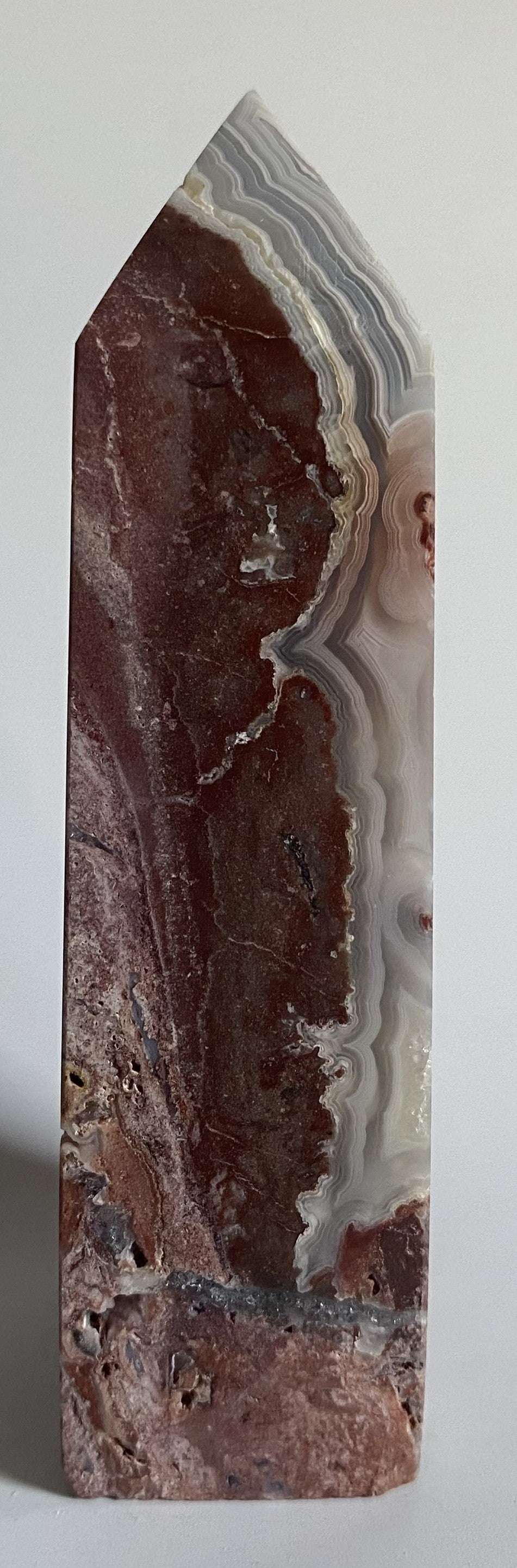 Obelisc din Agat Mexican natural de 11.3 cm, piatra semipretioasa cu striatii alb-maronii