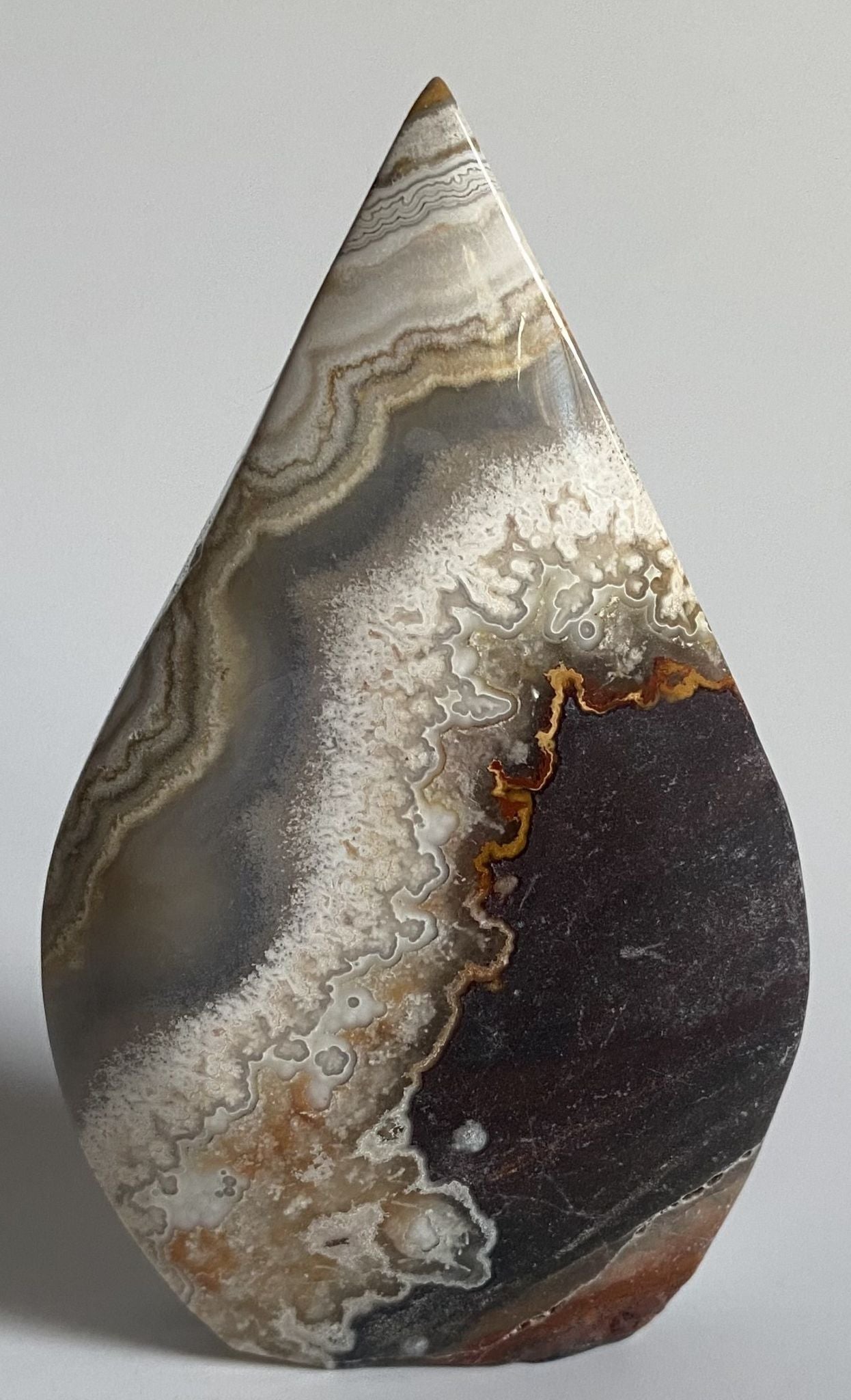 Sculptura din cristal de agat mexican pe fundal alb