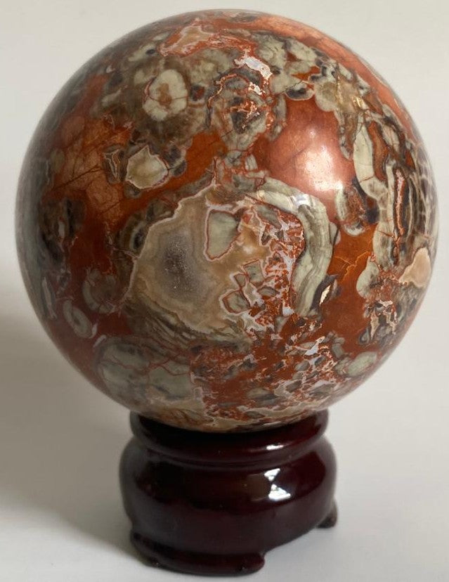 Sfera decorativa de 7.2cm din cristal de agat money pe suport din lemn cu fundal alb