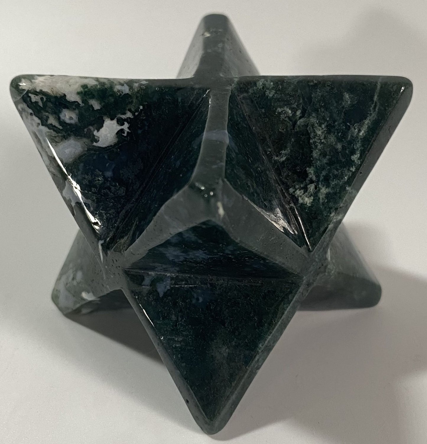 Merkaba decorativa de 5.2cm din piatra semipretioasa de agat muschi pe fundal alb
