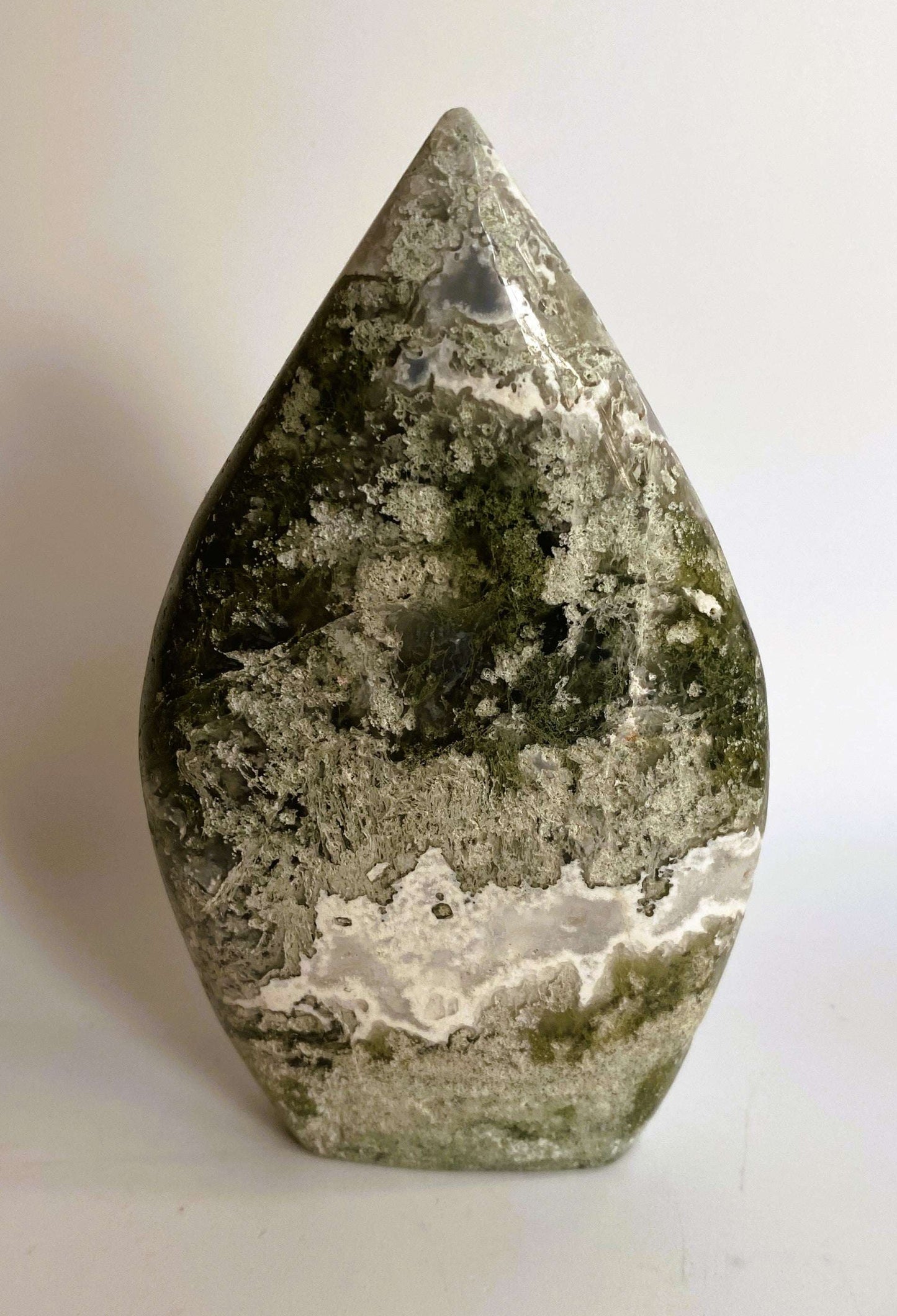 Sculptura piatra semipretioasa Agat Muschi cu textura naturala verde si alba