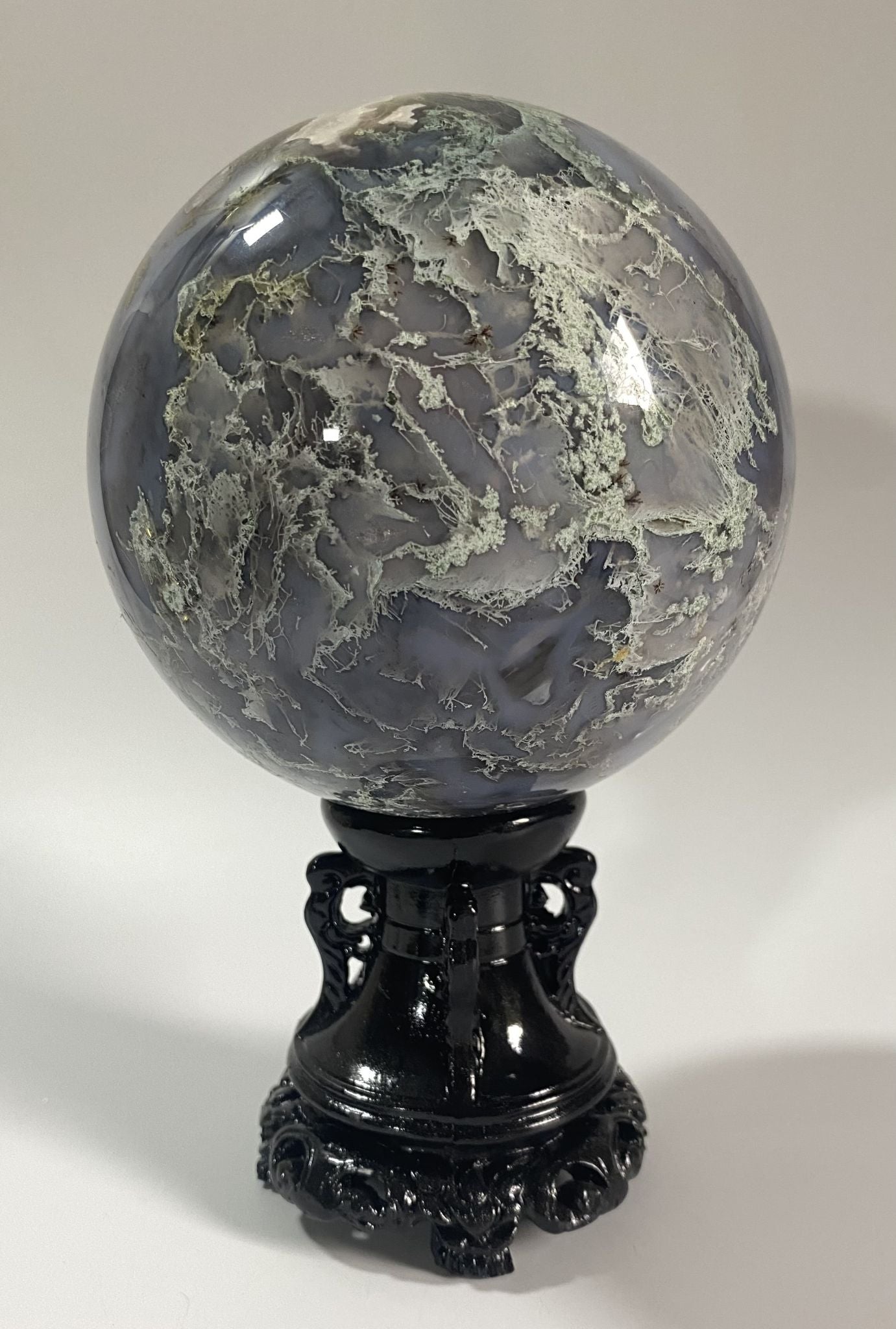 Sfera decorativa din piatra semipretioasa de agat muschi pe suport decorativ cu fundal alb