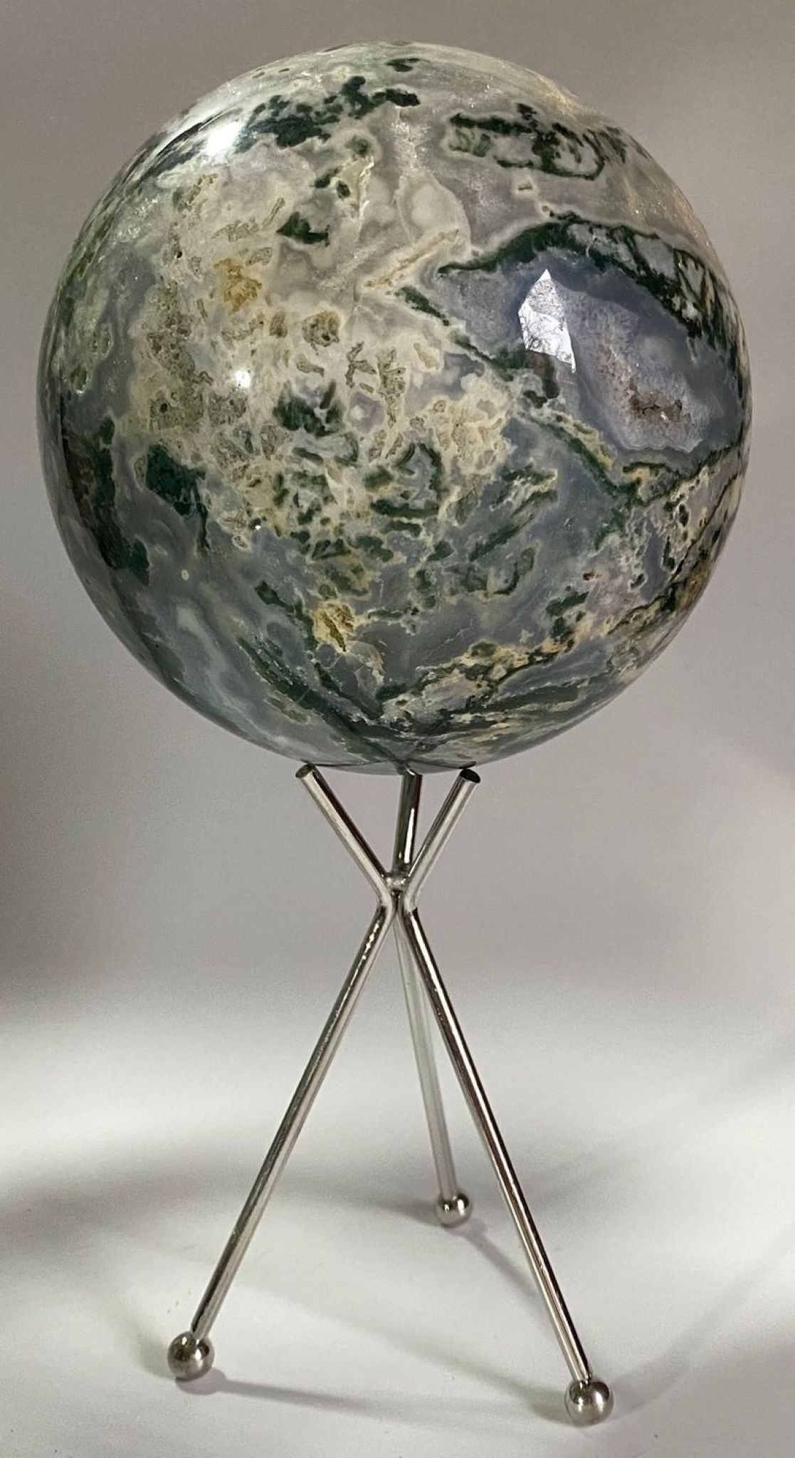 Sfera din piatra semipretioasa de agat muschi pe suport metalic decorativ
