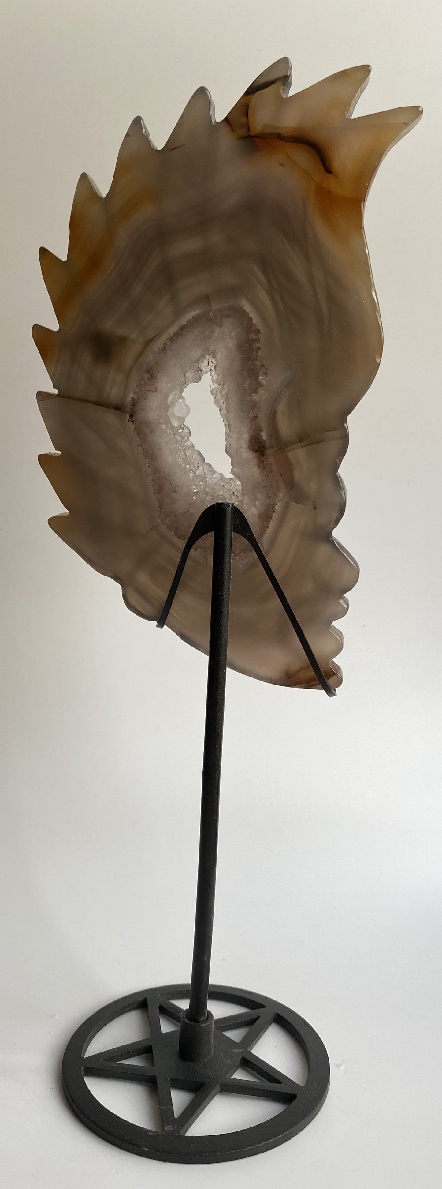 Sculptura cap de indian din agat natural cu geoda pe suport metalic, pe fundal alb sub lumina naturala