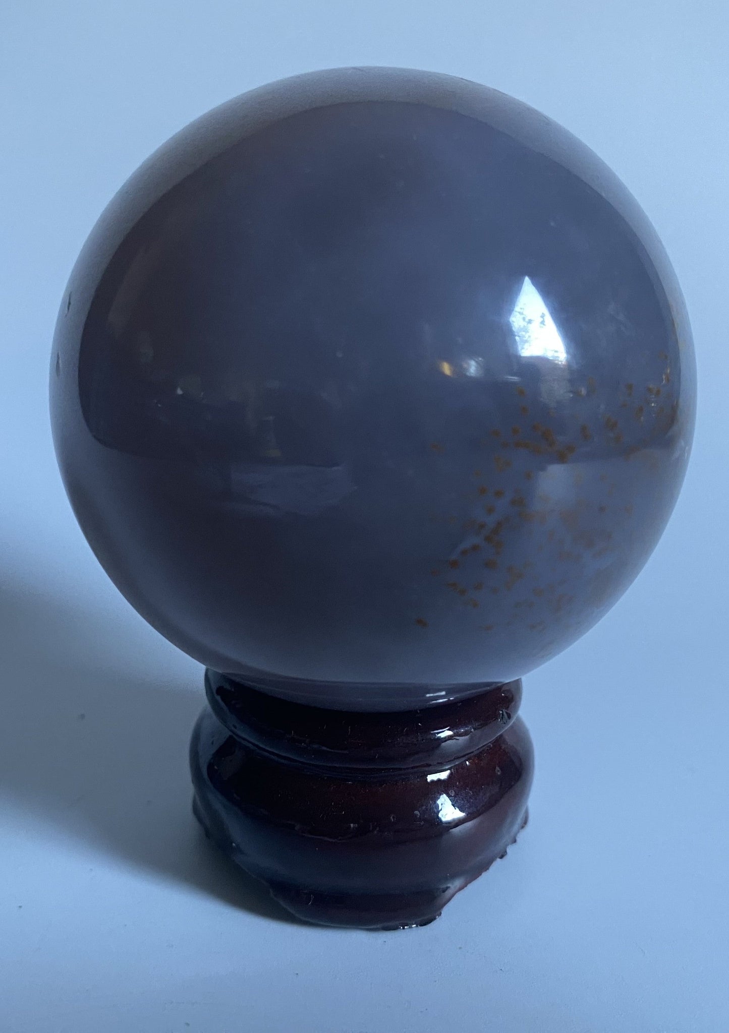 Sfera decorativă din Agat Natural de 6.6cm cu suport din lemn.