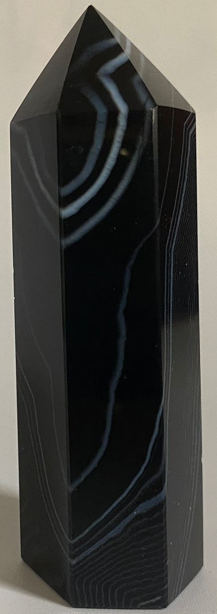 Obelisc unicat de 8.4cm din piatra semipretioasa de agat negru pe fundal alb