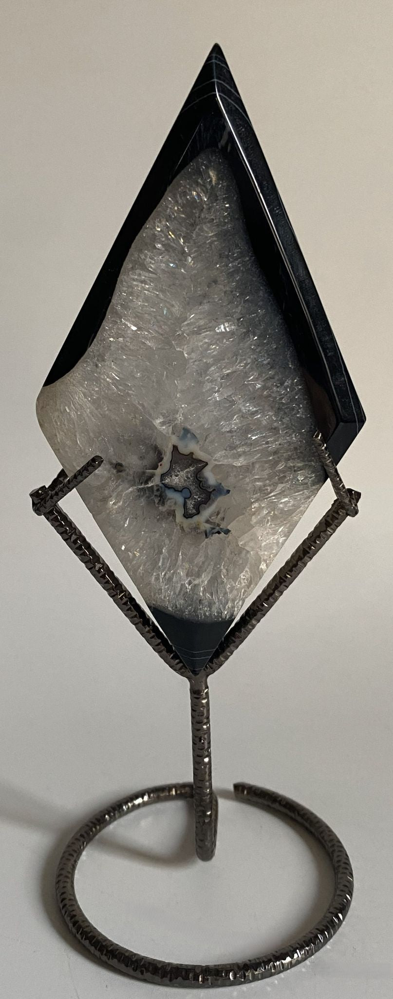 Romb din piatra semipretioasa de agat negru pe suport metalic cu fundal alb