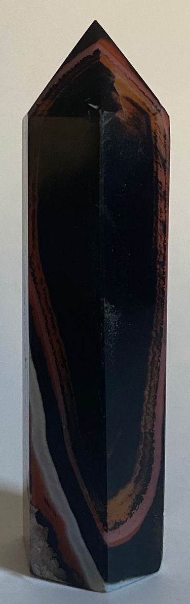 Obelisc de 9.6cm din cristal de agat negru-rosu cu fundal alb