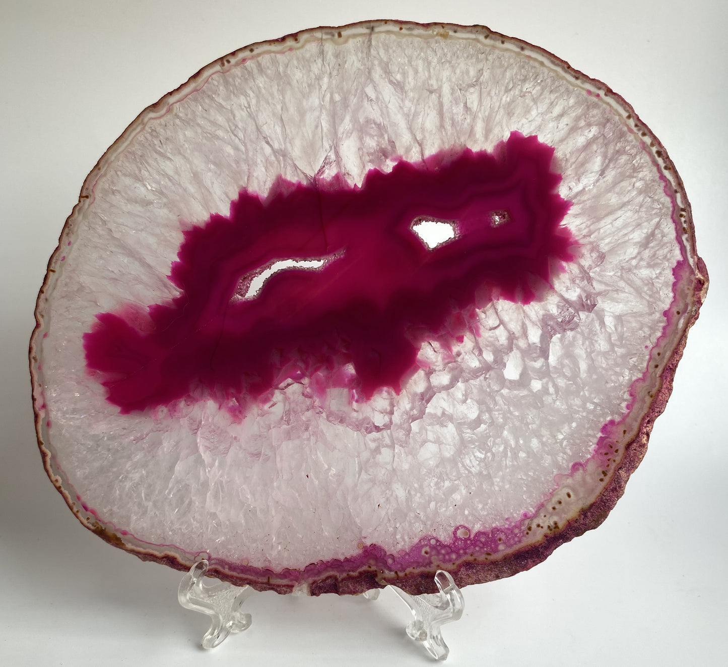 Felie din cristal de agat roz pe suport din plastic cu fundal alb