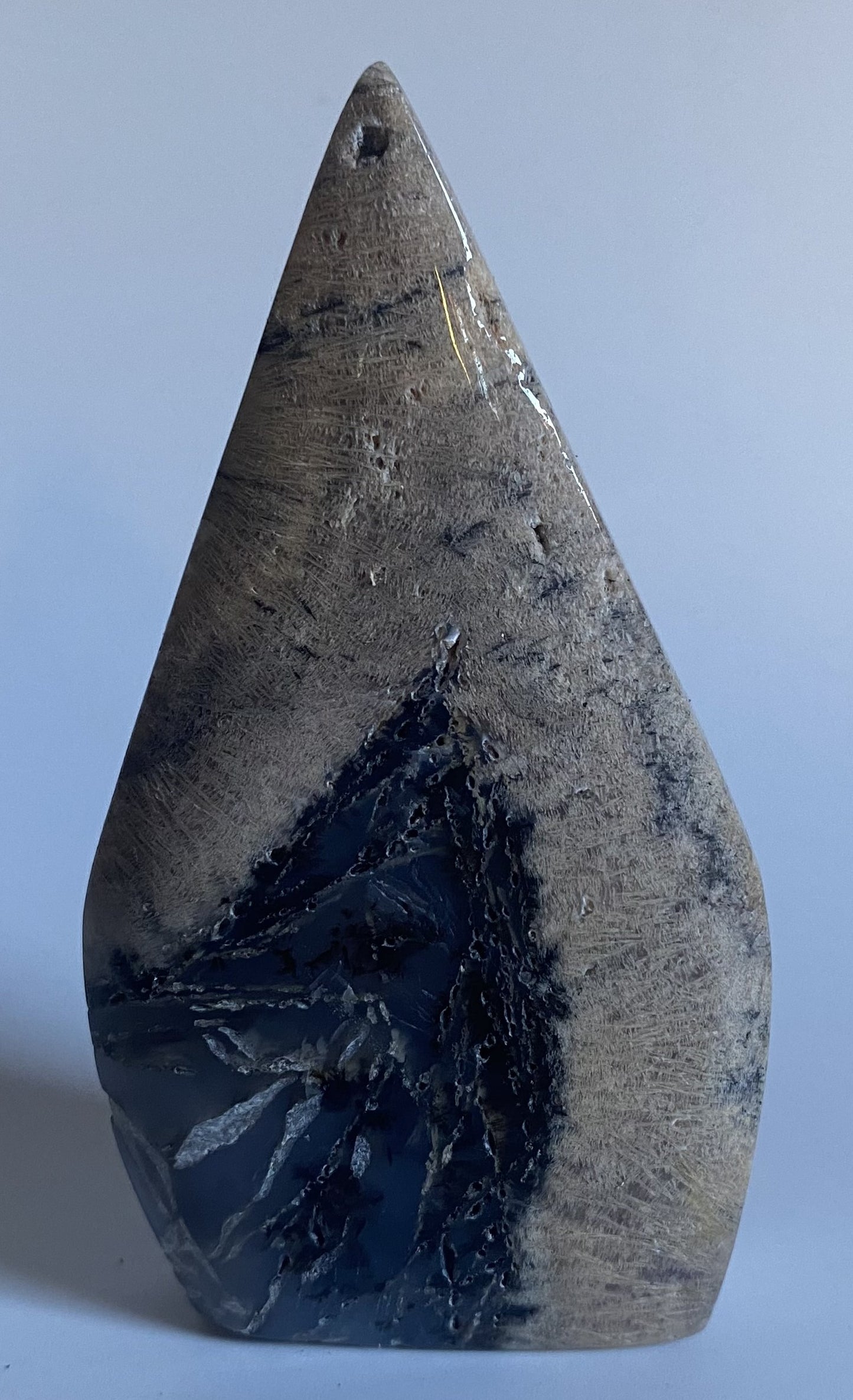 Sculptura din cristal de agat rutilat 9.3cm pe fundal alb