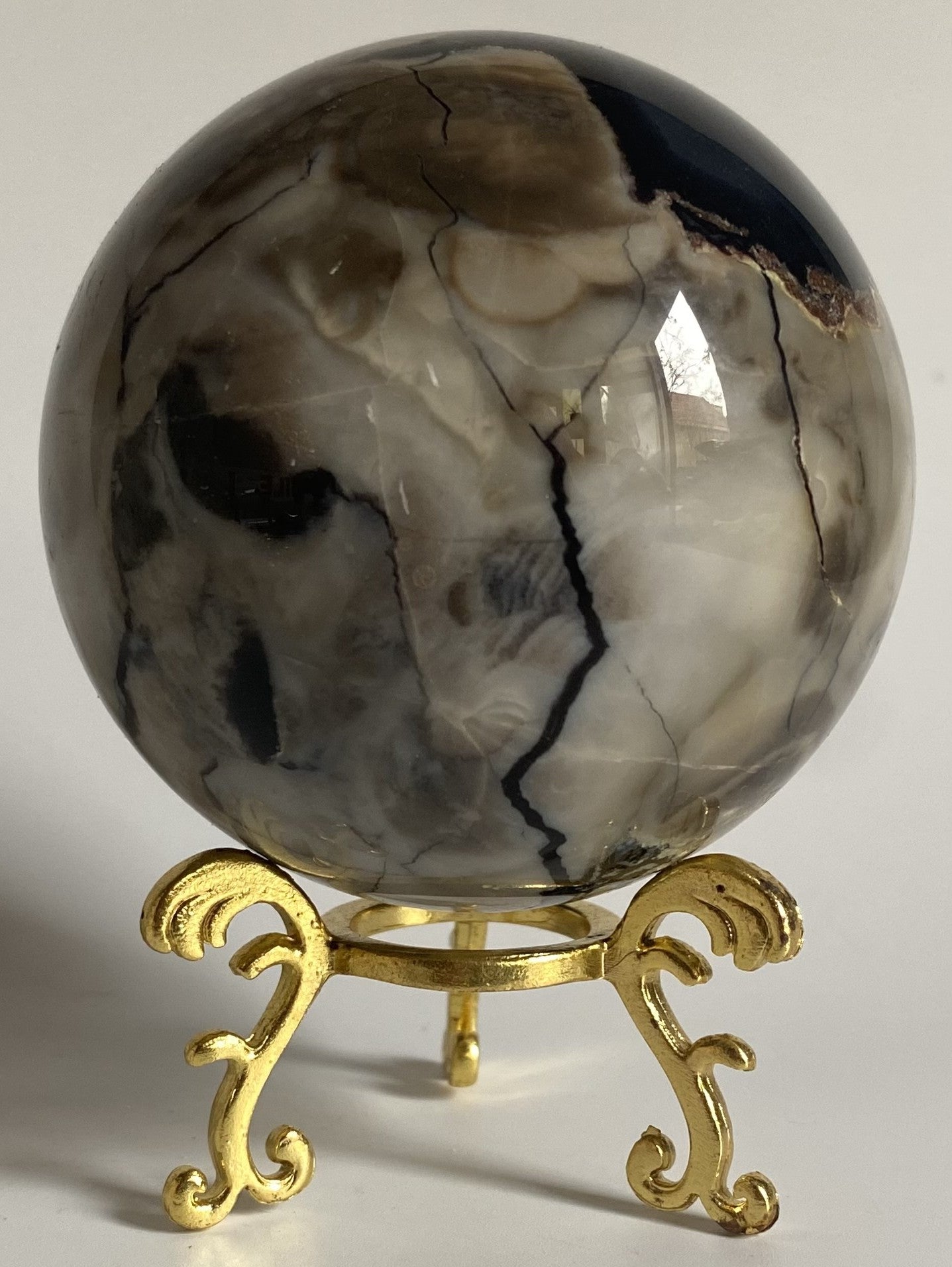 Sfera decorativa de 7.1cm din cristal de agat vulcanic pe suport metalic cu fundal alb