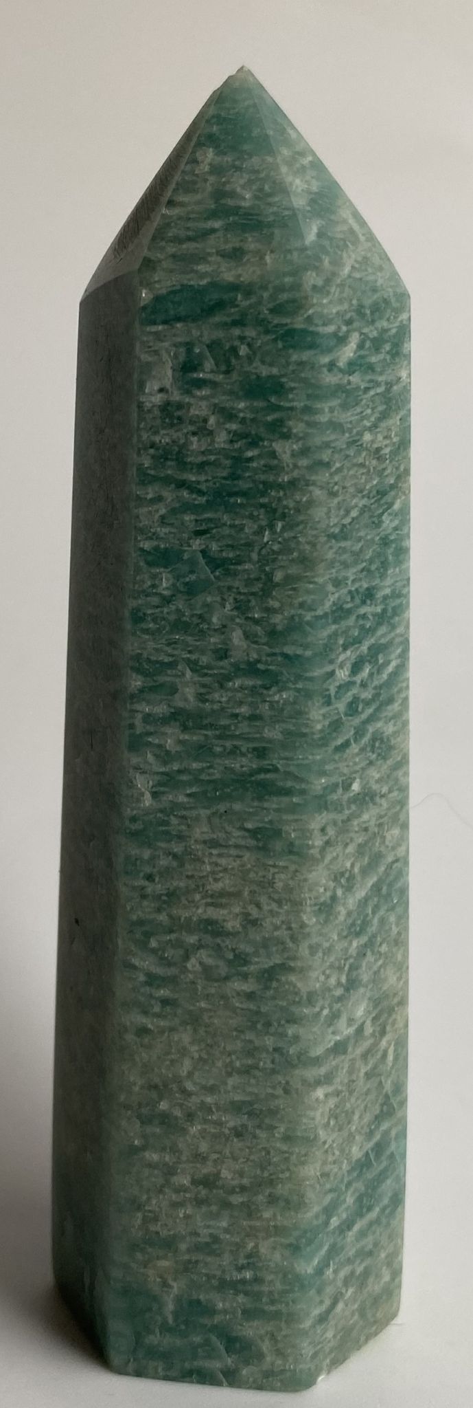 Obelisc din cristal de amazonit pe fundal alb