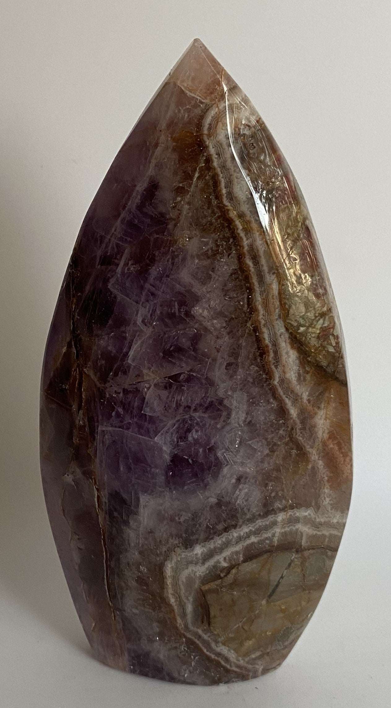 Sculptură din piatră semiprețioasă Ametist-Agat, finisaj lucios, formă alungită, nuanțe mov și maro.