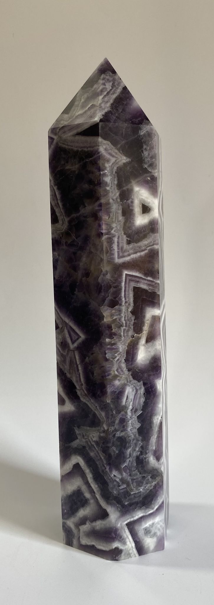 Obelisc de 21cm din cristal de ametist chevron pe fundal alb