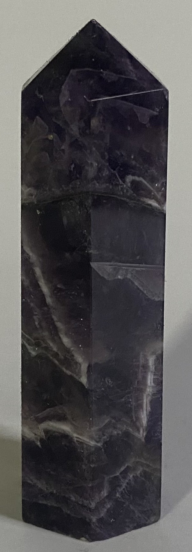 Obelisc de 7.3cm din cristal de agat chevron pe fundal alb