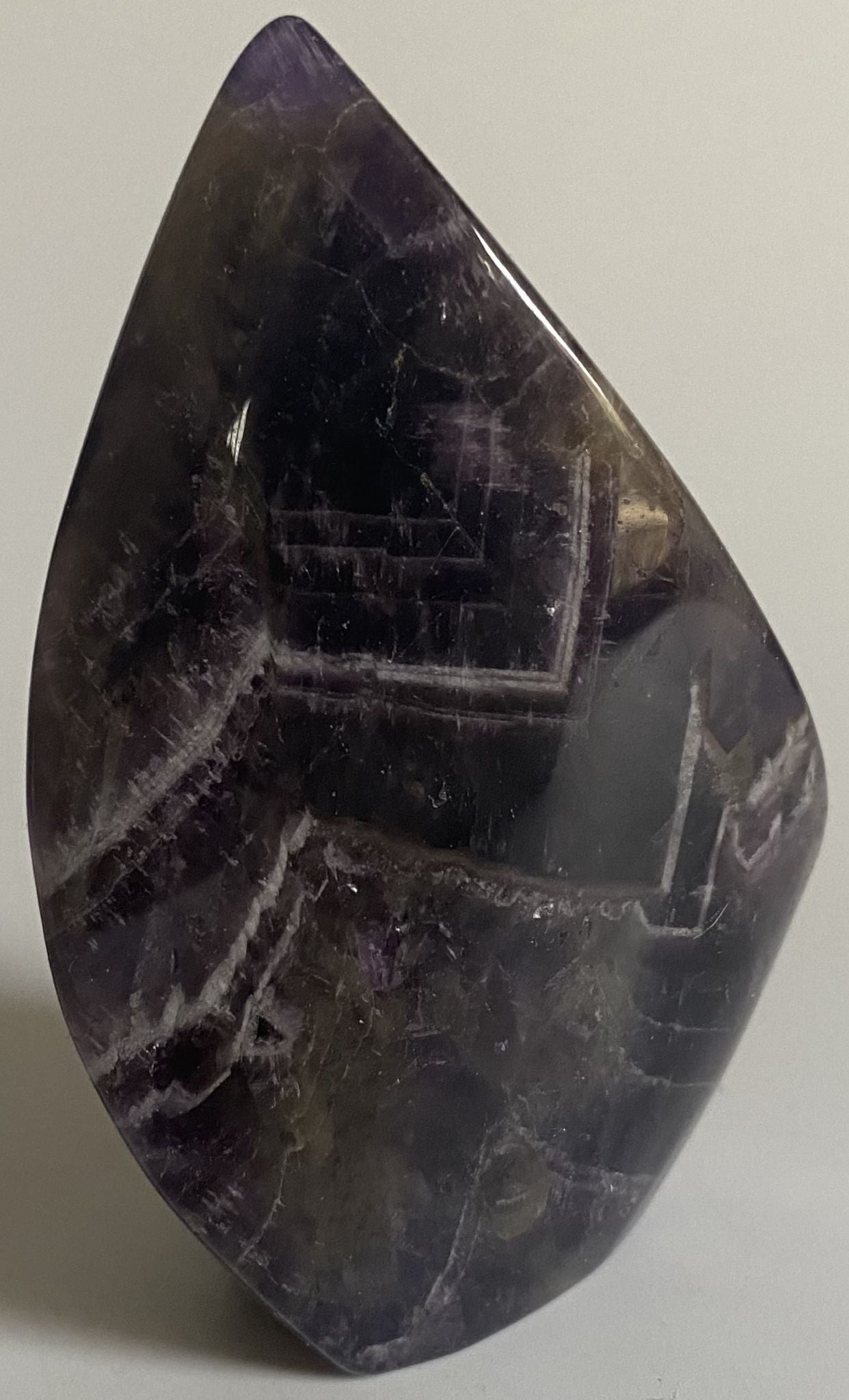 Sculptura decorativa de 8.6cm din cristal de ametist chevron pe fundal alb