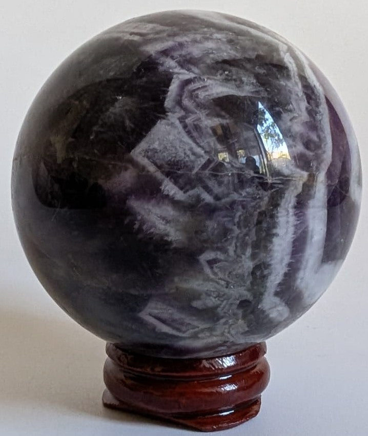 Sfera decorativa de 5.9cm din cristal de ametist chevron pe suport din lemn cu fundal alb