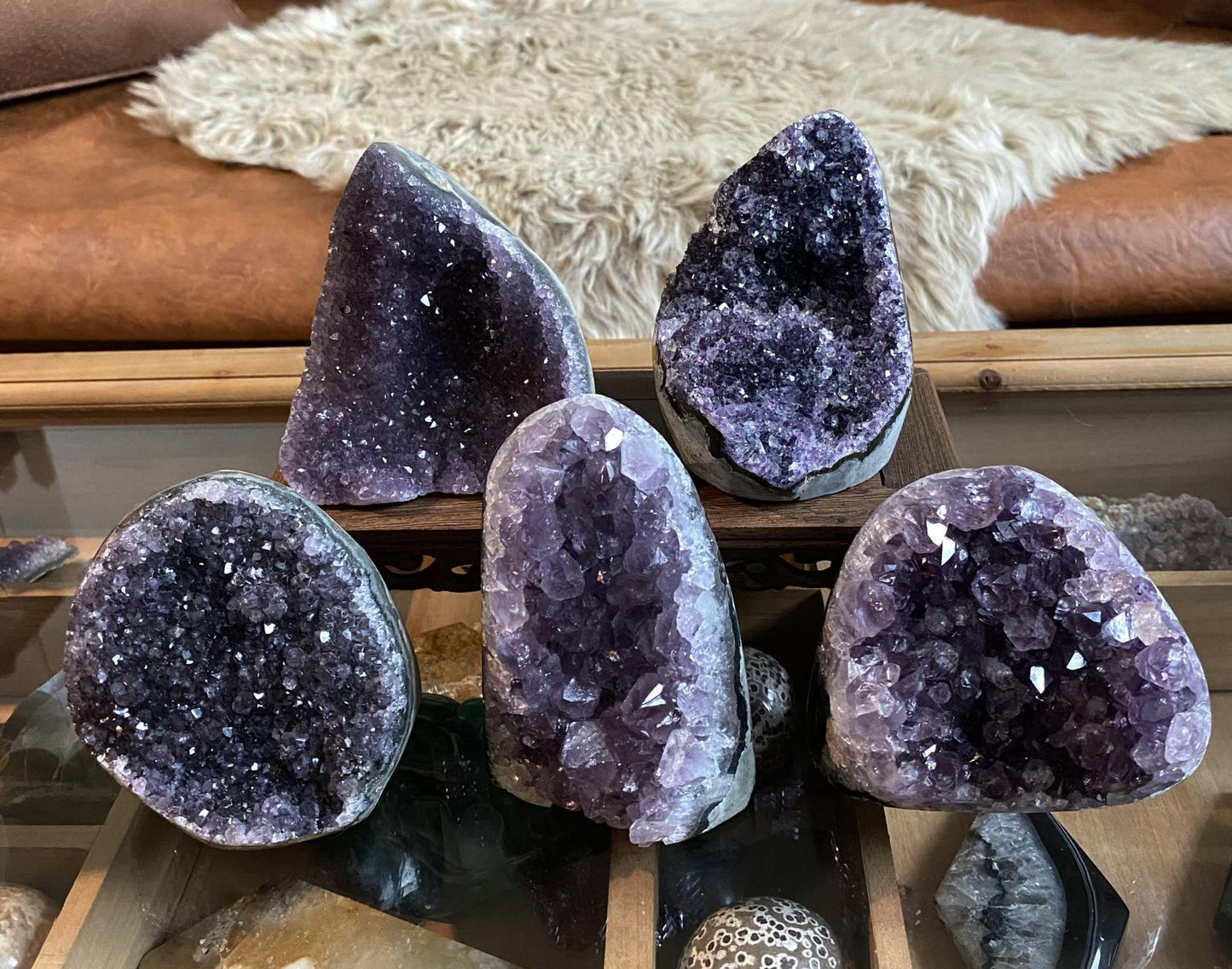 Geode din ametist natural cu cristale violet pe masă din lemn