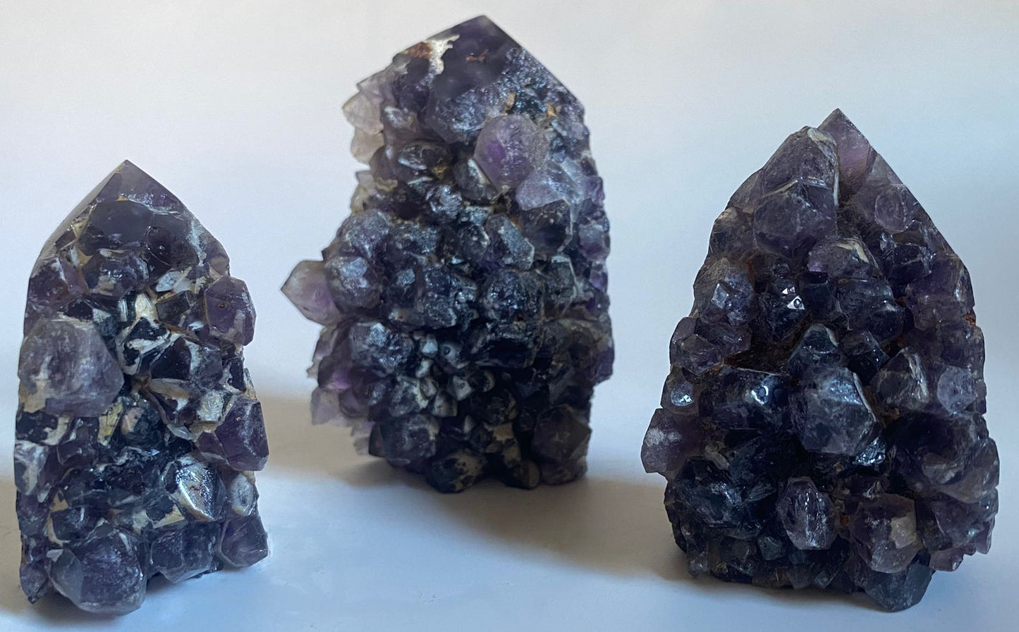 Set obeliscuri din cristal de geoda de ametist pe fundal alb