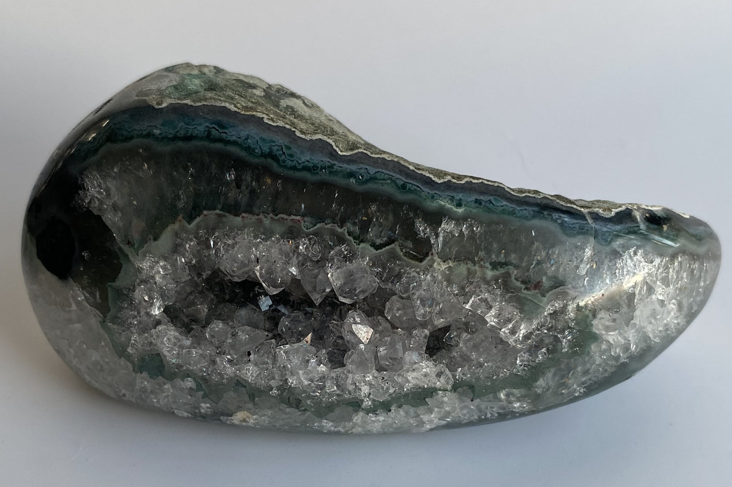 Geoda din ametist negru pe fundal alb sub lumina naturala