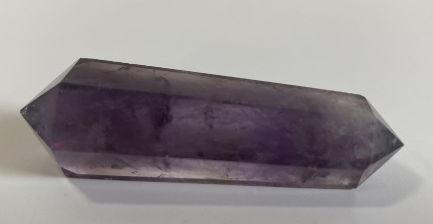 Obelisc reiki de 6.8cm cu varf dublu din piatra semipretioasa de ametist pe fundal alb