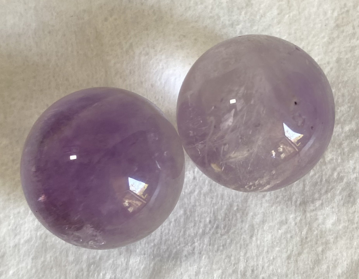 Set de doua sfere din cristal de ametist pe fond alb