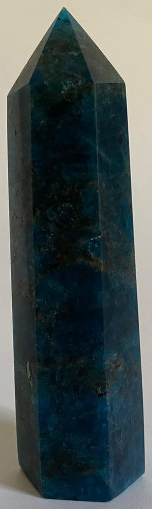 Obelisc de 9.4cm din mineral de apatit pe fundal alb