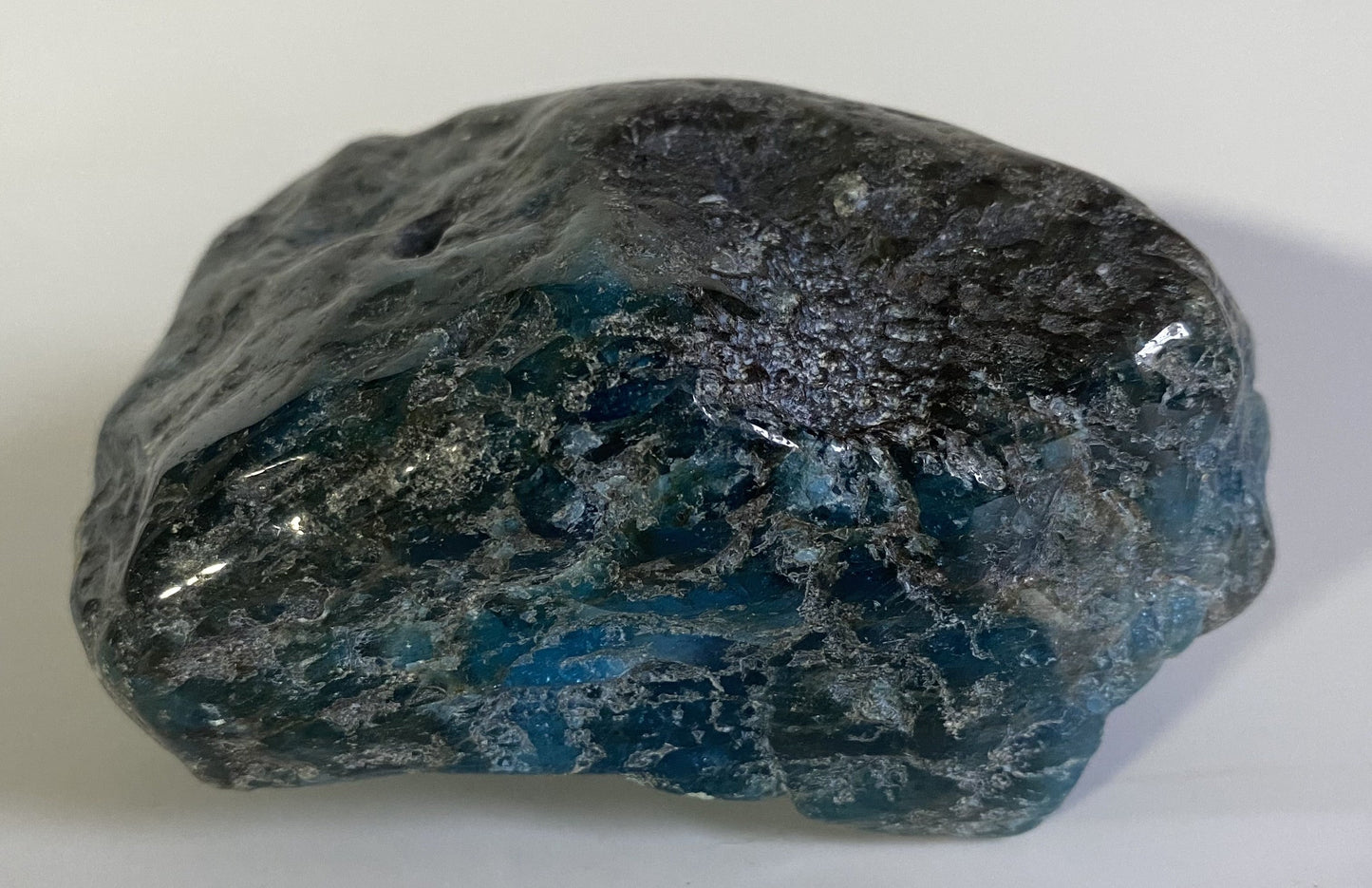 Piatra bruta din apatit natural albastru cu textură neregulată, semi-prețioasă