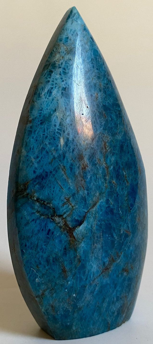 Sculptura de 11cm din cristal de apatit pe fundal alb