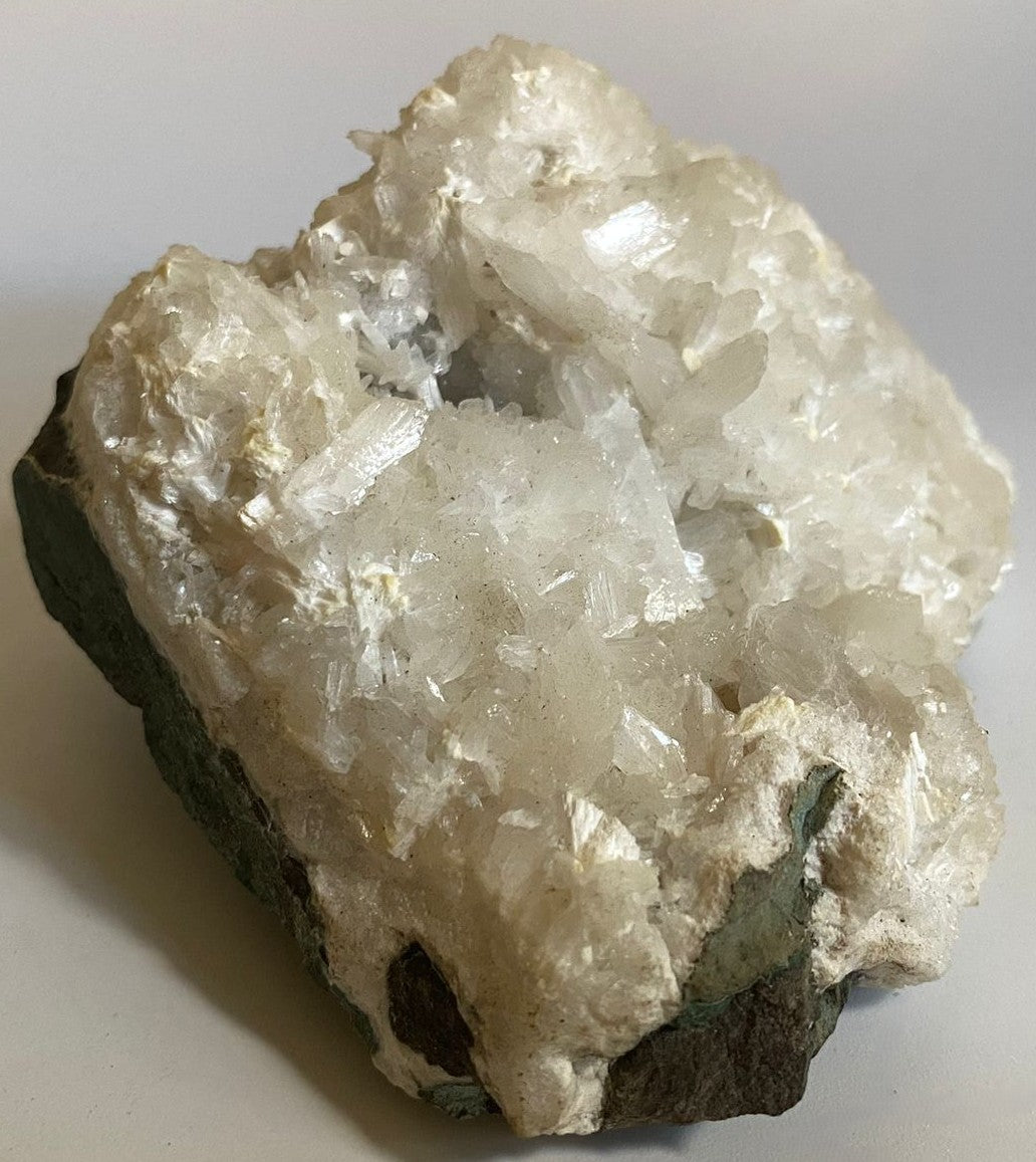 Specimen de colectie de 11.5cm din cristal de apofilit pe fundal alb