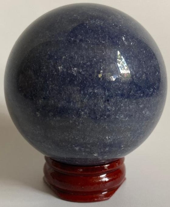 Sfera decorativa de 5.3cm din cristal de aventurin albastru pe suport din lemn cu fundal alb