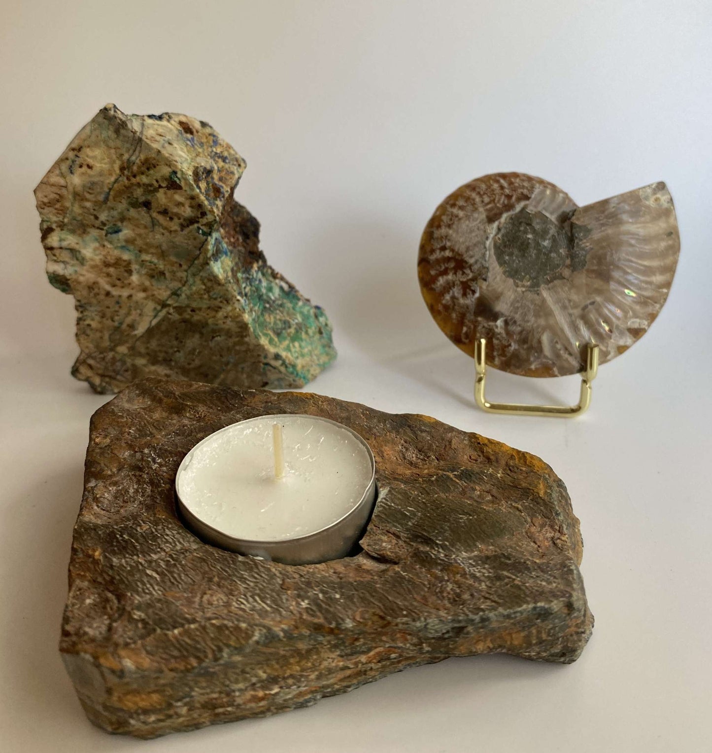 set decorativ cu suport de lumânare din piatră Ochi de Tigru, specimen de Azurit și Malachit, fosilă de Amonit pe suport metalic