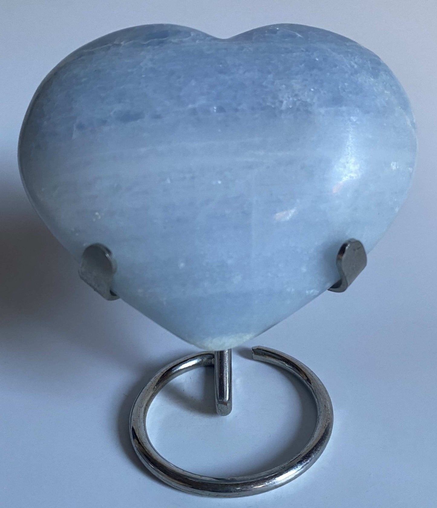 Inima din Calcit Albastru pe suport metalic, piatra semipretioasa naturala de 9.7cm