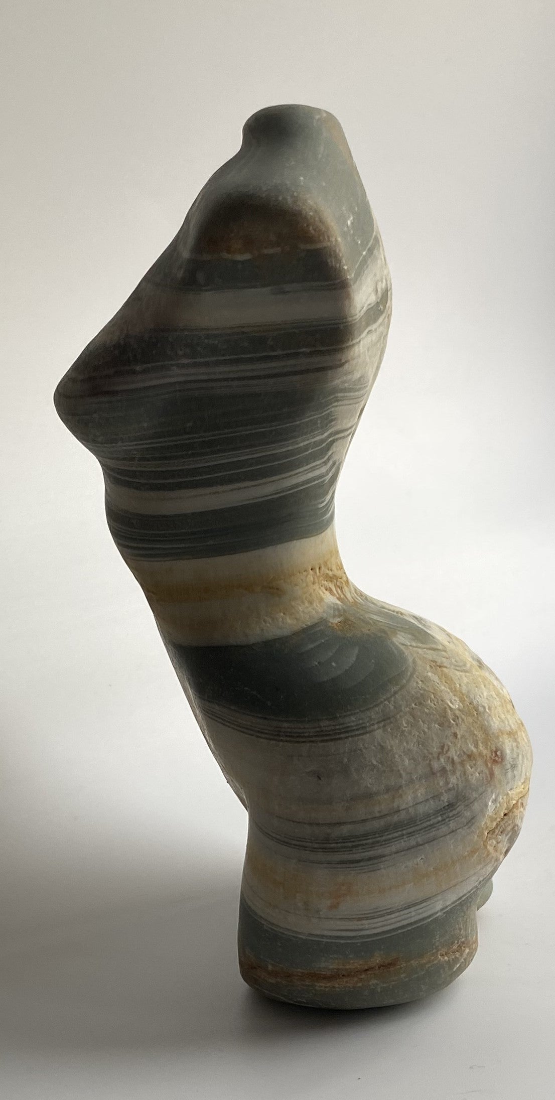 Sculptura nud din mineral de calcit dendritic pe fundal alb sub lumina naturala
