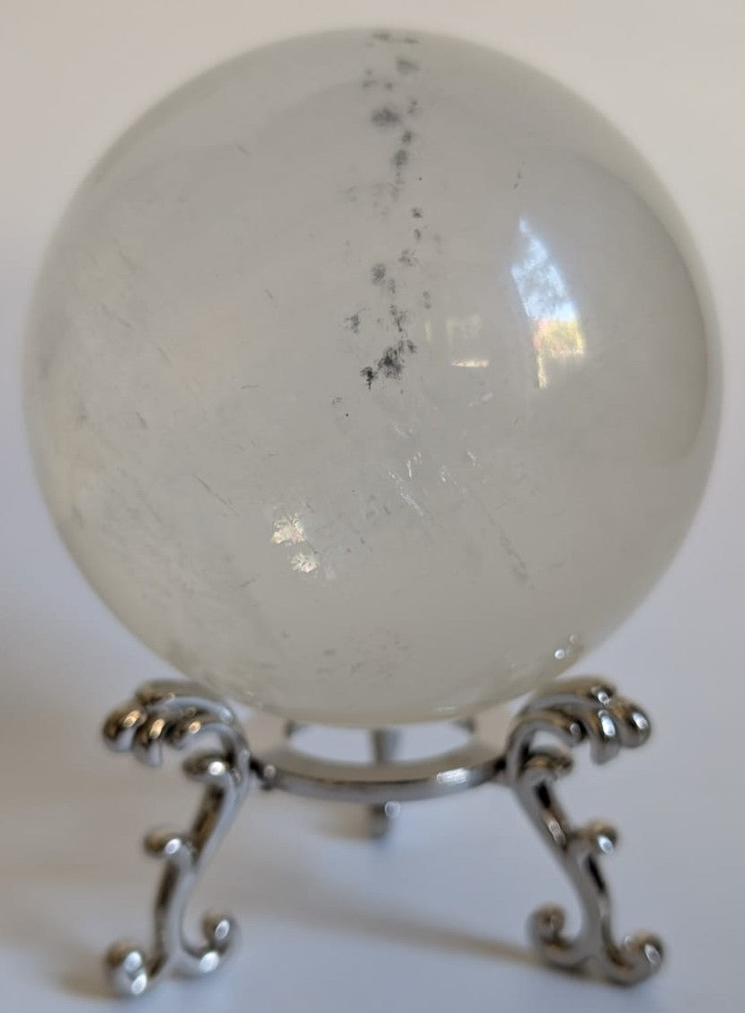 Sfera decorativa de 8.7cm din cristal de calcit islanda pe suport metalic cu fundal alb