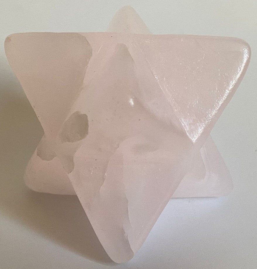 Merkaba vindecatoare de 5.6cm din cristal de calcit roz pe fundal alb
