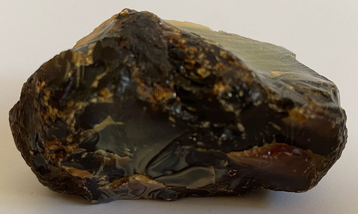 Specimen brut din cristal de ambra pe fundal alb