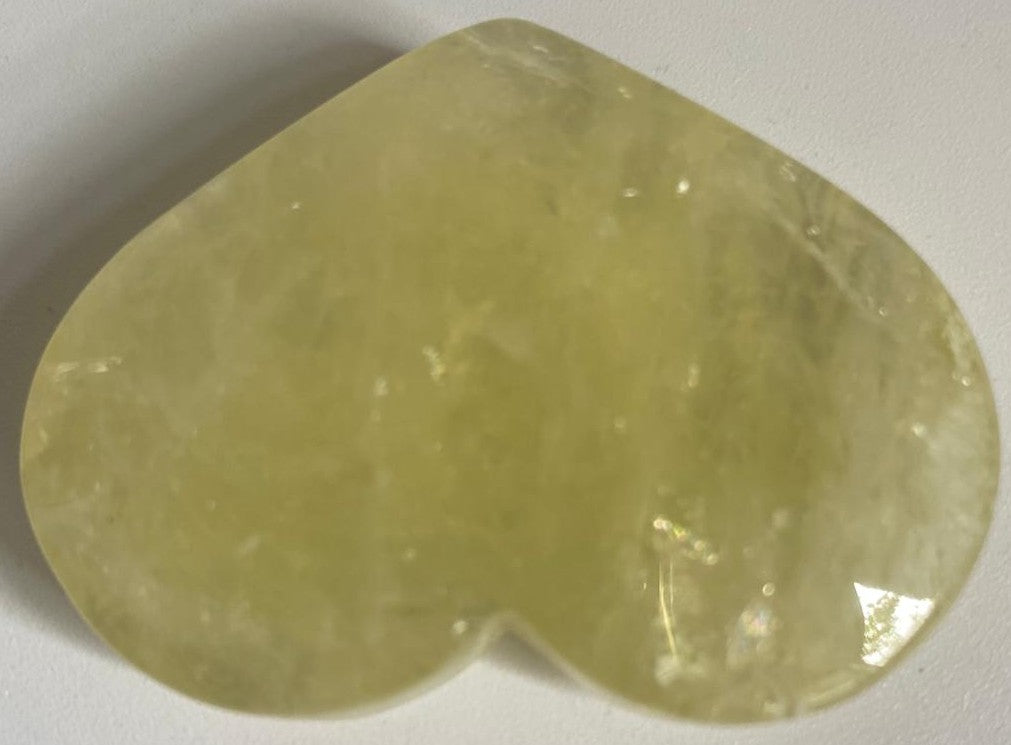 Inimă de 5.8 cm din cristal de citrin pe fundal alb