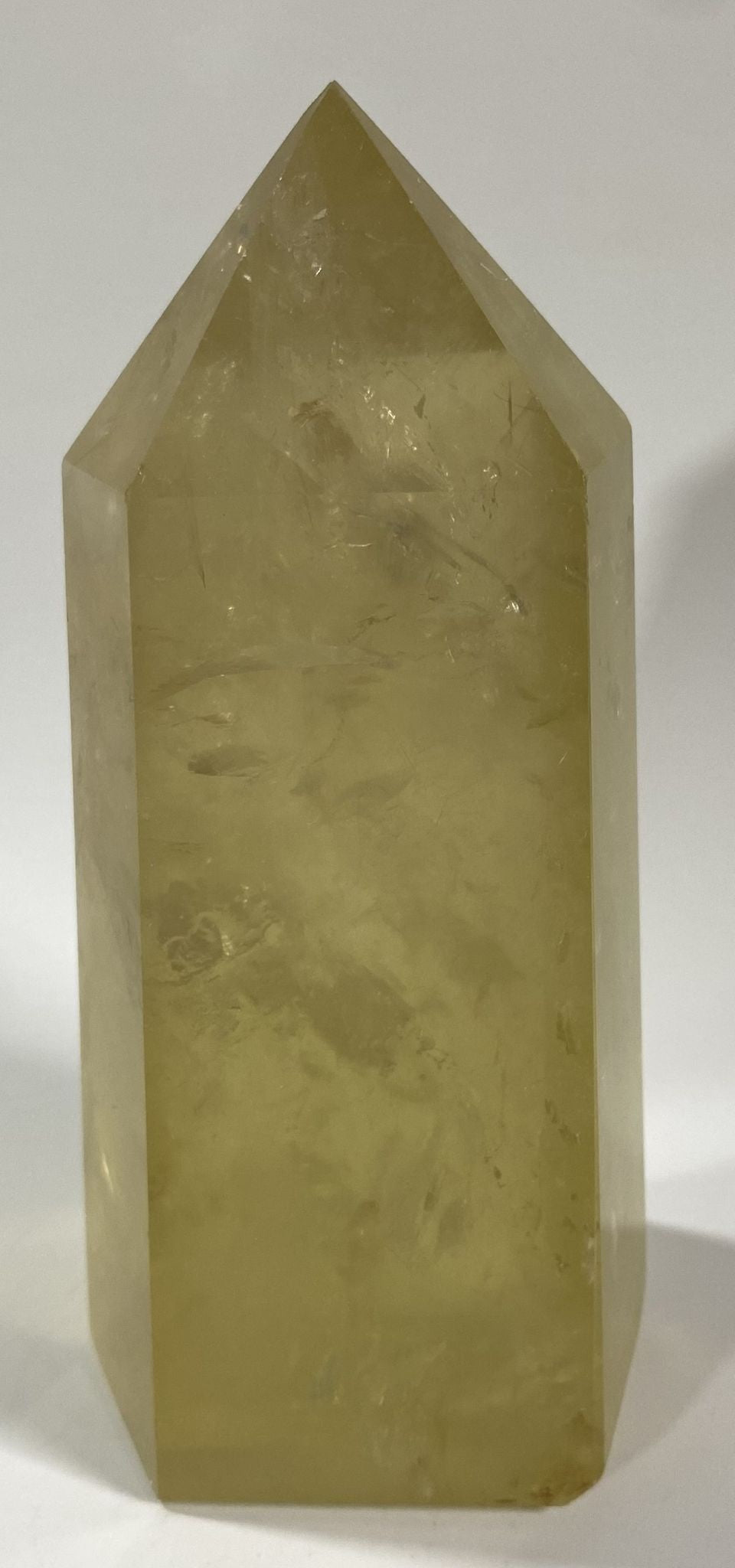 Obelisc 14.6cm din cristal vindecator de citrin pe fundal alb