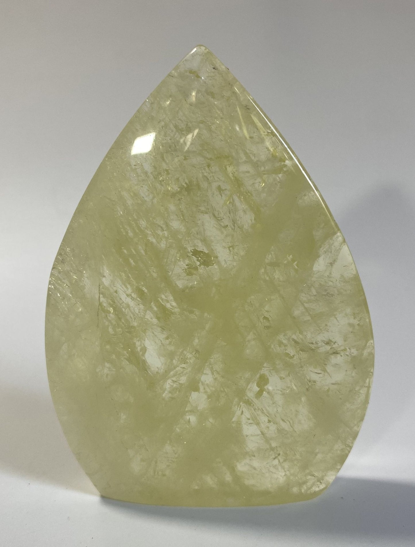 Sculptura din piatra semipretioasa de citrin pe fundal alb