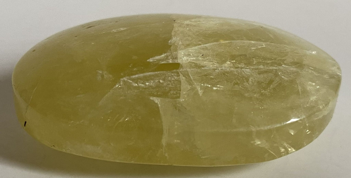 Palm Stone de 6cm din cristal de citrin pe fundal alb