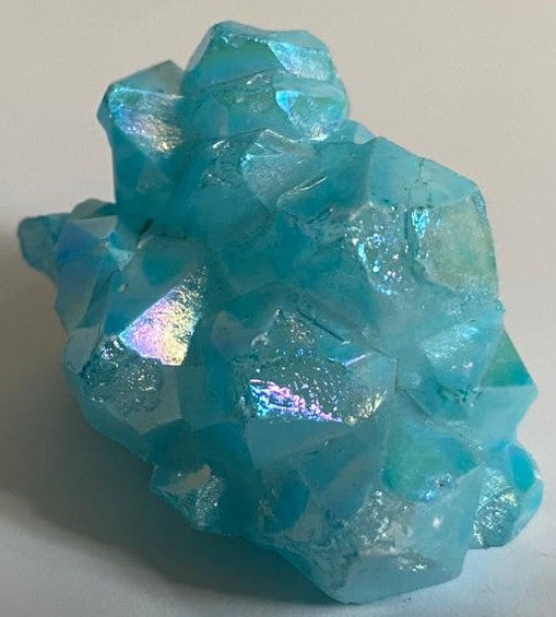 Cluster decorativ de 4.1cm din piatra semipretioasa de cuart aura bleu pe fundal alb