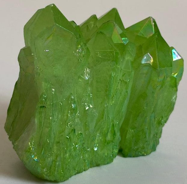 Cluster decorativ de 5.7cm din cristal de cuart aura verde pe fundal alb
