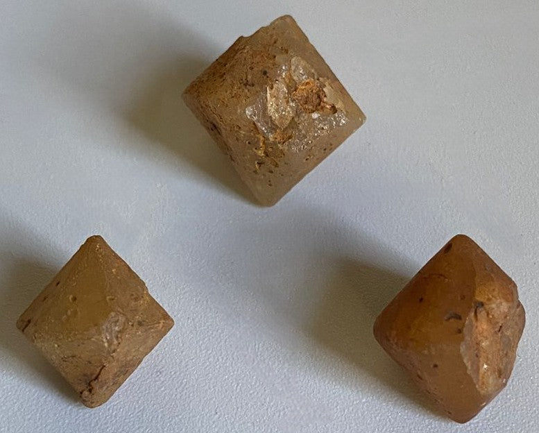 Piatra bruta din mineral de cuart beta pe fundal alb