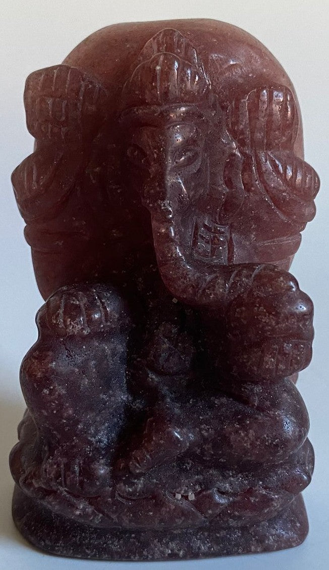 Ganesha decorativa de 9.6cm din piatra semipretioasa de cuart capsuna pe fundal alb