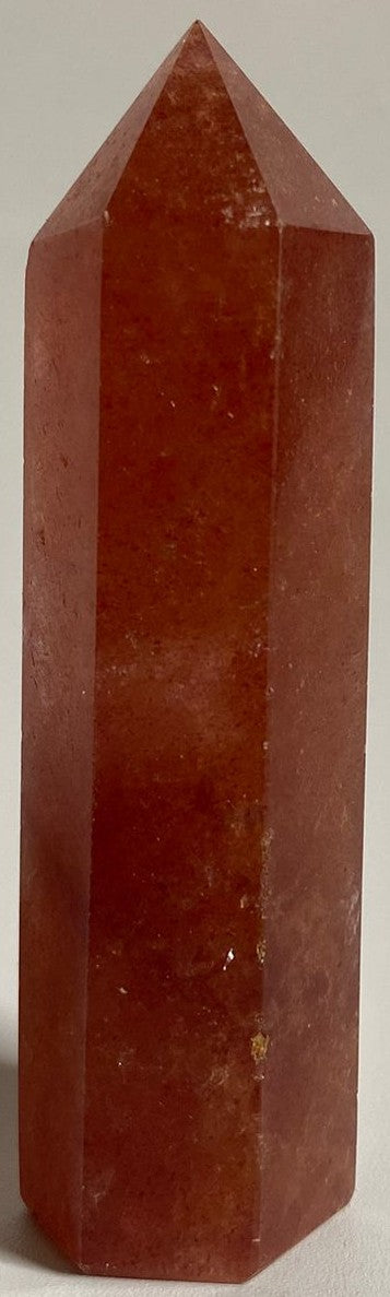 Obelisc decorativ de 8.8cm din piatra semipretioasa de cuart capsuna rosu pe fundal alb